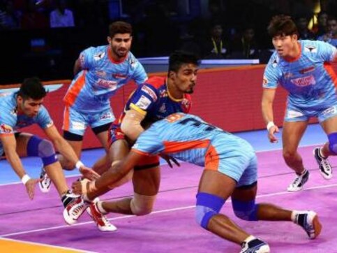 Pro Kabaddi 2018: Maninder Singh, Prashant Kumar Rai star as UP Yoddha and Bengal Warriors play out thrilling tie Pro Kabaddi 2018: Maninder Singh, Prashant Kumar Rai star as UP Yoddha and Bengal Warriors play out thrilling tie