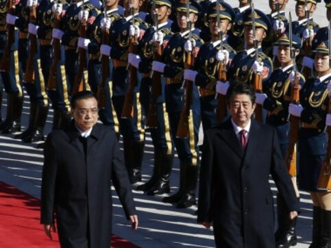 Shinzo Abe welcomed by Li Keqiang near Tiananmen Square; PM's rare China visit comes days before Modi arrives in Japan Shinzo Abe welcomed by Li Keqiang near Tiananmen Square; PM's rare China visit comes days before Modi arrives in Japan