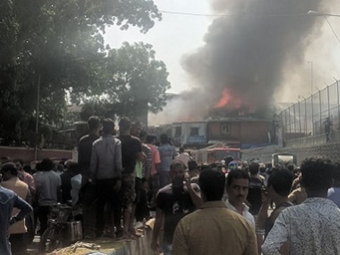 Major fire in Bandra West slum updates: Reports say wind speed disrupting firefighting ops, but blaze under control Major fire in Bandra West slum updates: Reports say wind speed disrupting firefighting ops, but blaze under control