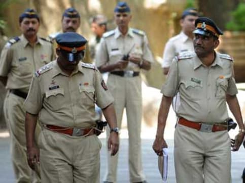 Autorickshaw driver robbed, arm lit on fire in Bengaluru's Viveknagar; search for two accused underway Autorickshaw driver robbed, arm lit on fire in Bengaluru's Viveknagar; search for two accused underway