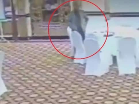 Pakistani bureaucrat suspended after video shows him stealing wallet of visiting Kuwaiti dignitary Pakistani bureaucrat suspended after video shows him stealing wallet of visiting Kuwaiti dignitary
