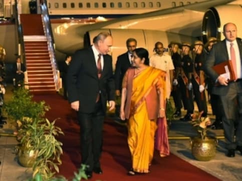 Sushma Swaraj receives Vladamir Putin; India, Russia to sign $5-billion deal on S-400 air defence systems Sushma Swaraj receives Vladamir Putin; India, Russia to sign $5-billion deal on S-400 air defence systems
