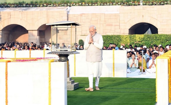 Gandhi Jayanti 2018: Narendra Modi pays tribute at Vijay Ghat, Rahul visits Sevagram Ashram Gandhi Jayanti 2018: Narendra Modi pays tribute at Vijay Ghat, Rahul visits Sevagram Ashram