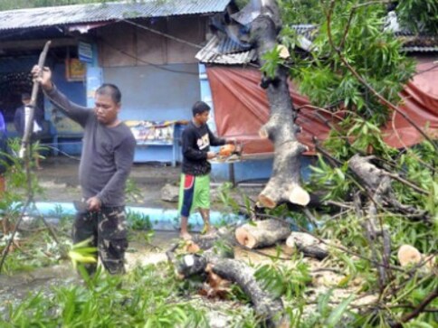 Typhoon Yutu hits Philippines: Six dead, three dozen people feared buried under landslide; thousands evacuated Typhoon Yutu hits Philippines: Six dead, three dozen people feared buried under landslide; thousands evacuated