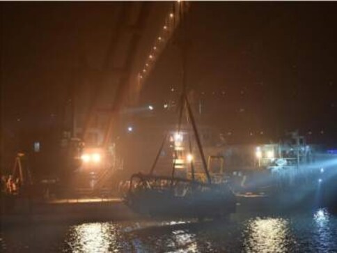 Bus falls into China's Yangtze river after fistfight between female passenger and driver; 13 people killed