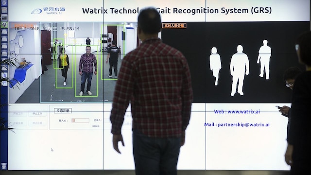 China introduces surveillance tool that identifies people by the way they walk China introduces surveillance tool that identifies people by the way they walk