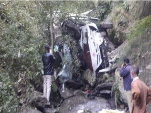 21 injured after bus falls into gorge near Solan-Shimla border in Himachal Pradesh; police blame driver for accident 21 injured after bus falls into gorge near Solan-Shimla border in Himachal Pradesh; police blame driver for accident