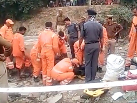 Adding to the mounting number of manual scavenging related deaths, despite a ban on the practice, two labourers die while cleaning a sewer in Varanasi Adding to the mounting number of manual scavenging related deaths, despite a ban on the practice, two labourers die while cleaning a sewer in Varanasi