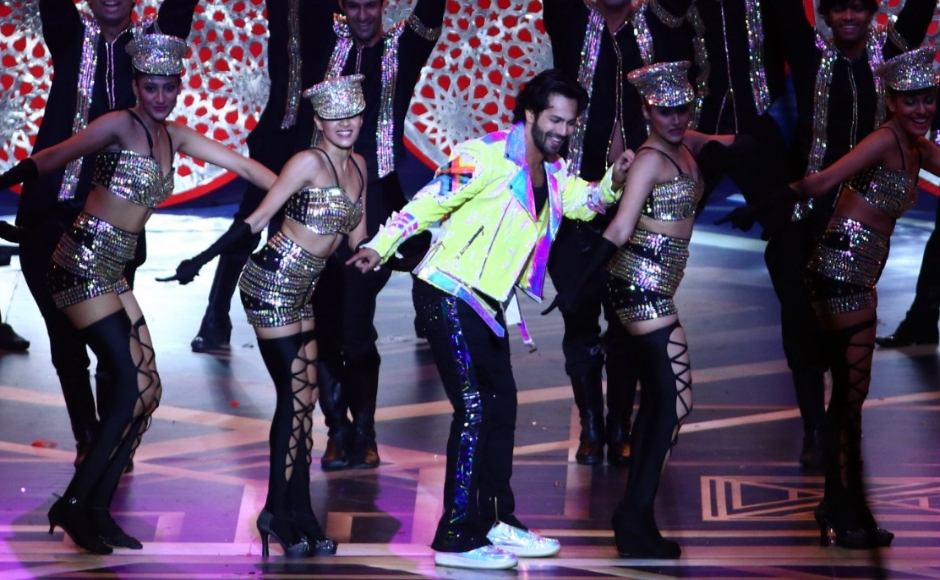 Varun Dhawan performs at the event. Image courtesy: in.com Varun Dhawan performs at the event. Image courtesy: in.com
