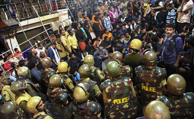 Over 200 pilgrims refused to vacate the temple premise after 10 pm on 18 November, as ordered by the state administration and stayed put, singing Lord Ayyappa hymns and chants. PTI Over 200 pilgrims refused to vacate the temple premise after 10 pm on 18 November, as ordered by the state administration and stayed put, singing Lord Ayyappa hymns and chants. PTI