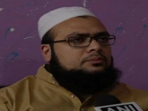 Nail polish before namaaz is 'un-Islamic', use mehendi instead, claims latest fatwa from Darul Uloom Deoband Nail polish before namaaz is 'un-Islamic', use mehendi instead, claims latest fatwa from Darul Uloom Deoband