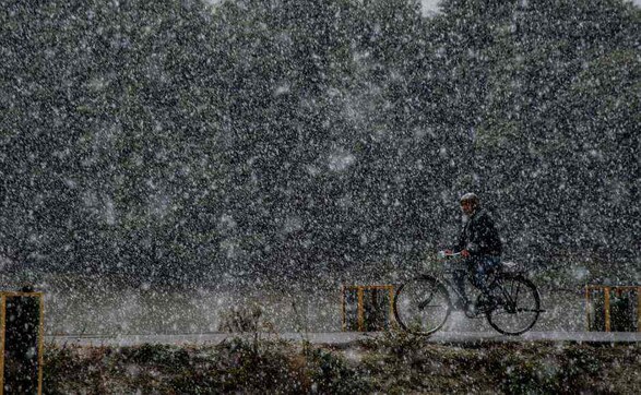 Kashmir experiences season's first snowfall; maximum temperature in Valley at least 10 degrees below normal Kashmir experiences season's first snowfall; maximum temperature in Valley at least 10 degrees below normal