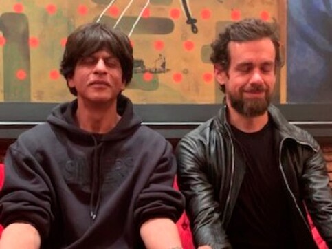 Shah Rukh Khan, Twitter CEO Jack Dorsey banter online before meeting at actor's Mumbai residence Shah Rukh Khan, Twitter CEO Jack Dorsey banter online before meeting at actor's Mumbai residence