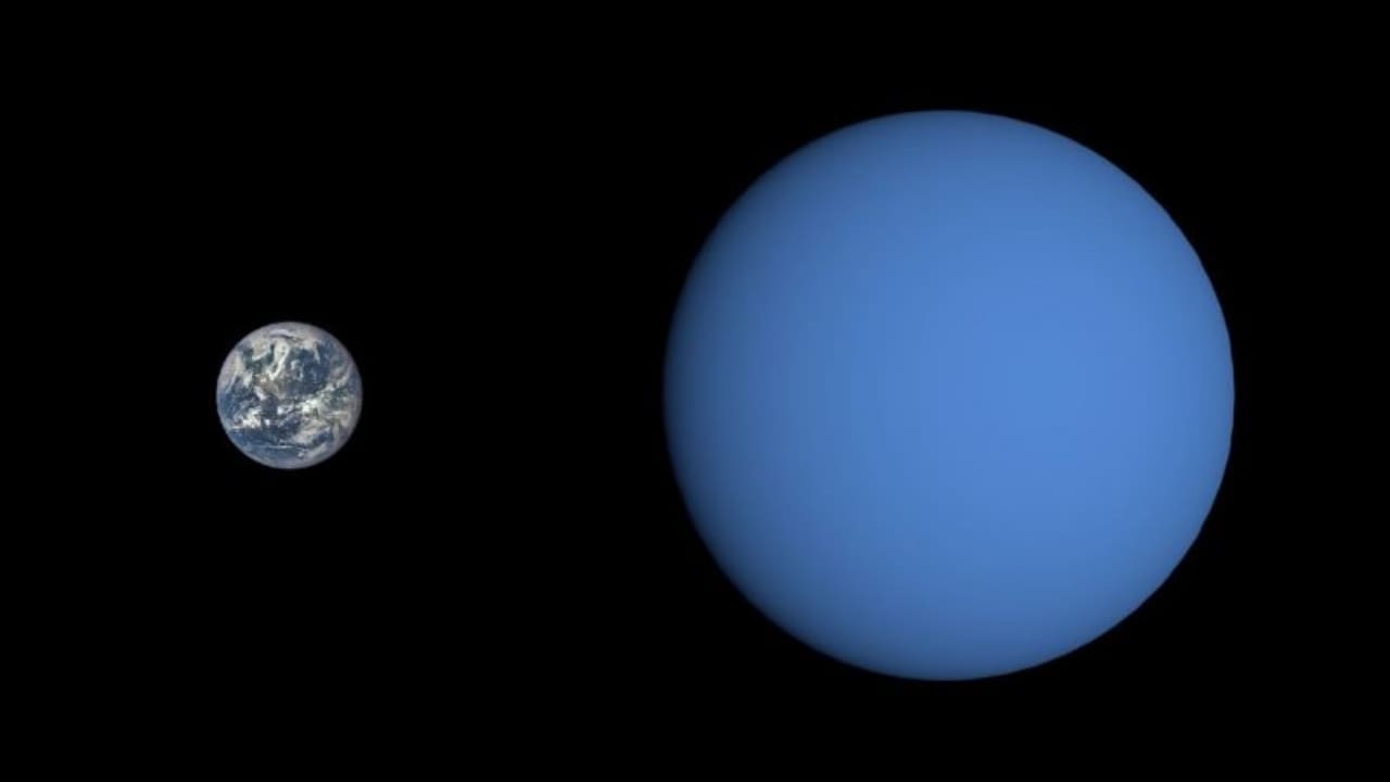 The Earth and GJ 3470b in a side-by-side comparison. Image: NASA/JPL