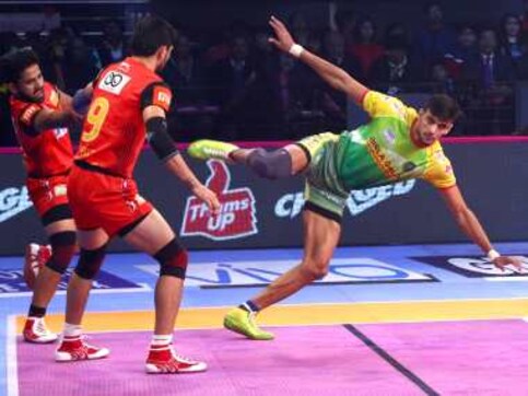 Pro Kabaddi League 2018: Patna Pirates rescue a tie against Bengaluru Bulls boost playoff hopes; Gujarat leapfrog U Mumba Pro Kabaddi League 2018: Patna Pirates rescue a tie against Bengaluru Bulls boost playoff hopes; Gujarat leapfrog U Mumba