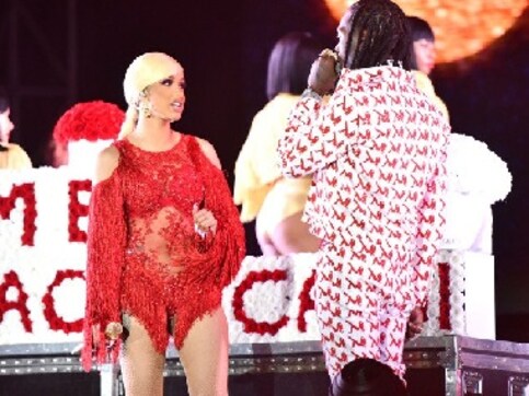 Offset interrupts Cardi B's performance in California, asks her to take him back Offset interrupts Cardi B's performance in California, asks her to take him back