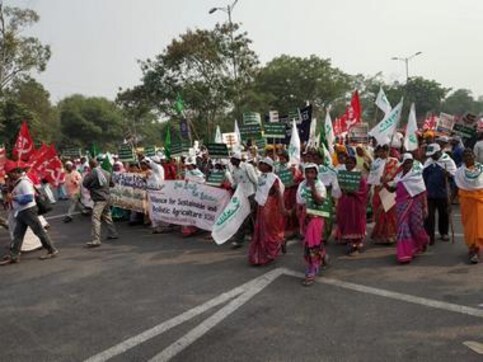 Farmers' march in Delhi: Adivasi cultivators seek better prices for their crops, fair compensation for displaced people Farmers' march in Delhi: Adivasi cultivators seek better prices for their crops, fair compensation for displaced people