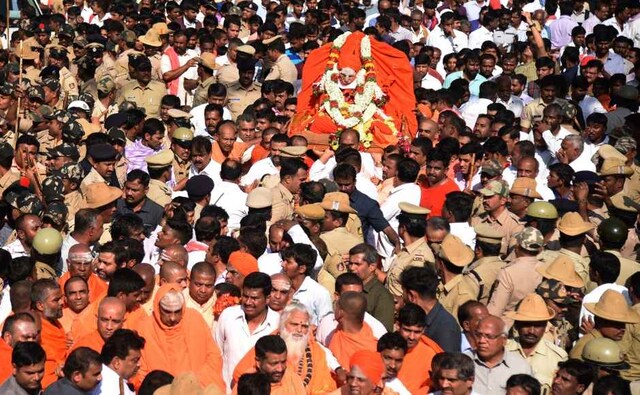 Lakhs of people bid adieu to their "Walking God", as the mortal remains of 111-year-old Sree Shivakumara Swamiji of Siddaganga mutt, was laid to rest on Tuesday with full state honours at the premises of the seminary he headed for over seven decades. PTI Lakhs of people bid adieu to their "Walking God", as the mortal remains of 111-year-old Sree Shivakumara Swamiji of Siddaganga mutt, was laid to rest on Tuesday with full state honours at the premises of the seminary he headed for over seven decades. PTI