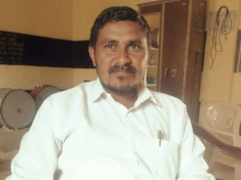 Maharashtra Gramin Bank and Bajaj Allianz officials dupe debt-ridden farmers, promise crop loan only on purchase of insurance policy Maharashtra Gramin Bank and Bajaj Allianz officials dupe debt-ridden farmers, promise crop loan only on purchase of insurance policy