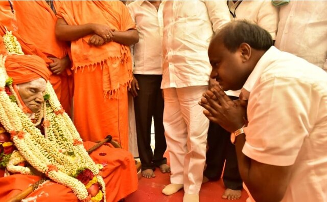 Among those present at the burial ceremony were chief minister HD Kumaraswamy, former chief ministers Siddaramaiah and BS Yeddyurappa, Union Minister DV Sadananda Gowda, state Home Minister MB Patil,along with pontiffs of various prominent mutts in the state. Twitter/@CMofKarnataka Among those present at the burial ceremony were chief minister HD Kumaraswamy, former chief ministers Siddaramaiah and BS Yeddyurappa, Union Minister DV Sadananda Gowda, state Home Minister MB Patil,along with pontiffs of various prominent mutts in the state. Twitter/@CMofKarnataka