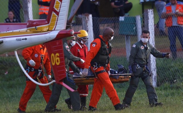 Members of the rescue team carry a recovered body after the tailings dam owned by a Brazilian mining company, Vale SA, collapsed on Monday. Reuters Members of the rescue team carry a recovered body after the tailings dam owned by a Brazilian mining company, Vale SA, collapsed on Monday. Reuters