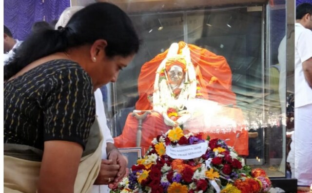 Former prime minister HD Deve Gowda, Defence Minister Nirmala Sitharaman, who attended the ceremony on behalf of Prime Minister Narendra Modi, also paid their last respects to the revere seer in Tumkur on Tuesday. Twitter/@DefenceMinIndia Former prime minister HD Deve Gowda, Defence Minister Nirmala Sitharaman, who attended the ceremony on behalf of Prime Minister Narendra Modi, also paid their last respects to the revere seer in Tumkur on Tuesday. Twitter/@DefenceMinIndia