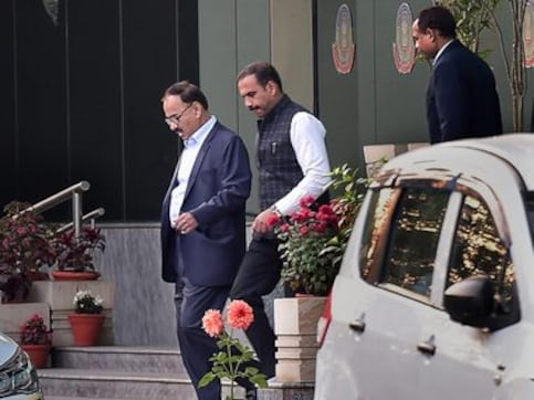 Firstpost Editor's Picks: CBI imbroglio, Andy Murray's retirement, The Accidental PM; today's must-read stories Firstpost Editor's Picks: CBI imbroglio, Andy Murray's retirement, The Accidental PM; today's must-read stories