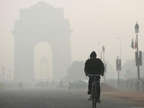 Delhi air pollution: National Capital witnesses high humidity, rainfall; AQI at 350, falls under 'very poor' category