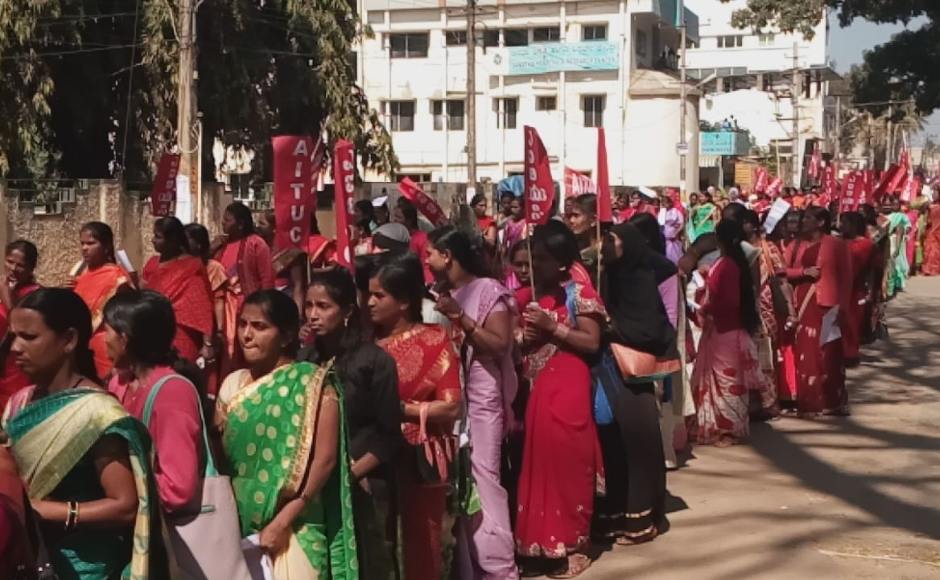 Anganwadi workers, daily wage workers and others gathered in large numbers in Hassan, Karnataka. Many women, particularly Asha workers participating in the rally demanded Rs 18, 000 per month as minimum wage. Akhil/101Reporters Anganwadi workers, daily wage workers and others gathered in large numbers in Hassan, Karnataka. Many women, particularly Asha workers participating in the rally demanded Rs 18, 000 per month as minimum wage. Akhil/101Reporters