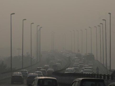 Delhi air quality reaches 'satisfactory' levels for first time in 2019, but foggy weather in Delhi delays 21 trains Delhi air quality reaches 'satisfactory' levels for first time in 2019, but foggy weather in Delhi delays 21 trains