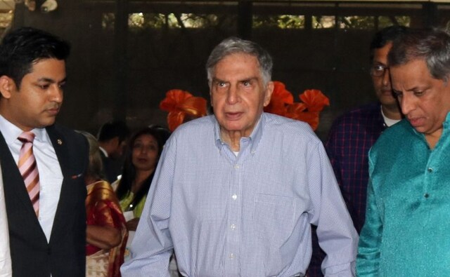 Businessman Ratan Tata, actor Ritesh Deshmukh and singer Asha Bhonsle were among the notable names present at the wedding. Sachin Gokhale Businessman Ratan Tata, actor Ritesh Deshmukh and singer Asha Bhonsle were among the notable names present at the wedding. Sachin Gokhale