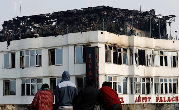 Karol Bagh fire: 17 dead, 35 injured as blaze guts Delhi hotel; civic official blames short circuit for incident Karol Bagh fire: 17 dead, 35 injured as blaze guts Delhi hotel; civic official blames short circuit for incident