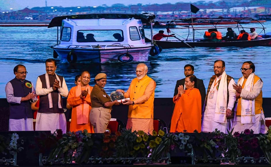 In the Swachh Kumbh Swachh Aabhaar event organised by the Ministry of Drinking Water and Sanitation, he distributed Swachh Kumbh Swachh Aabhaar awards to sanitation employees, police personnel and boatmen. PTI In the Swachh Kumbh Swachh Aabhaar event organised by the Ministry of Drinking Water and Sanitation, he distributed Swachh Kumbh Swachh Aabhaar awards to sanitation employees, police personnel and boatmen. PTI