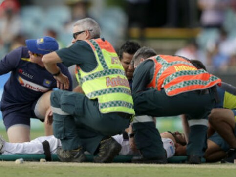 Australia vs Sri Lanka: Dimuth Karunaratne in good spirits and in no danger after being hit by bouncer, says visitors coach Australia vs Sri Lanka: Dimuth Karunaratne in good spirits and in no danger after being hit by bouncer, says visitors coach