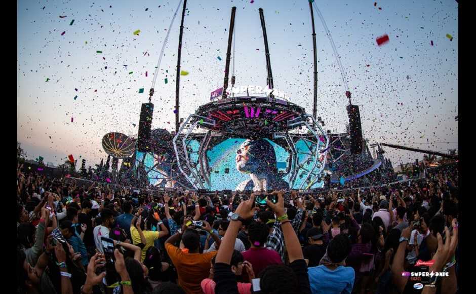 Festivalgoers on Day 2 of Vh1 Supersonic Festivalgoers on Day 2 of Vh1 Supersonic