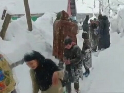 Kashmir remains cut off as heavy snowfall disrupts flight services, closes highway; avalanche warning issued for 16 districts Kashmir remains cut off as heavy snowfall disrupts flight services, closes highway; avalanche warning issued for 16 districts