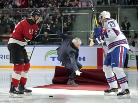 Axed Manchester United manager Jose Mourinho endures embarrassing slip up at ice hockey game in Russia Axed Manchester United manager Jose Mourinho endures embarrassing slip up at ice hockey game in Russia