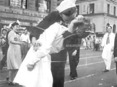 Sailor George Mendonsa photographed in iconic Times Square kiss image dies at 95, two days before birthday Sailor George Mendonsa photographed in iconic Times Square kiss image dies at 95, two days before birthday