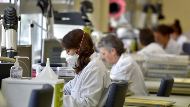 Research funding favours men when researchers pitch, don't present their work Research funding favours men when researchers pitch, don't present their work