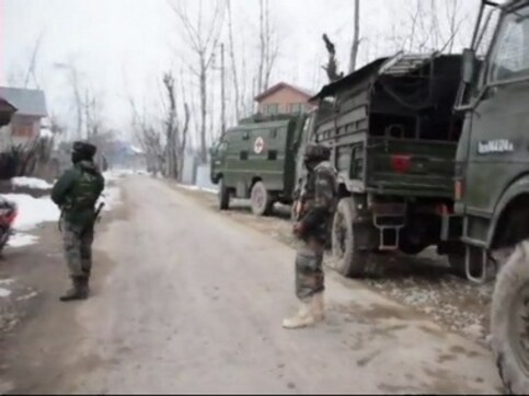 One soldier, Hizbul militant killed in encounter at Ratnipora in J&K's Pulwama; locals resort to stone pelting One soldier, Hizbul militant killed in encounter at Ratnipora in J&K's Pulwama; locals resort to stone pelting