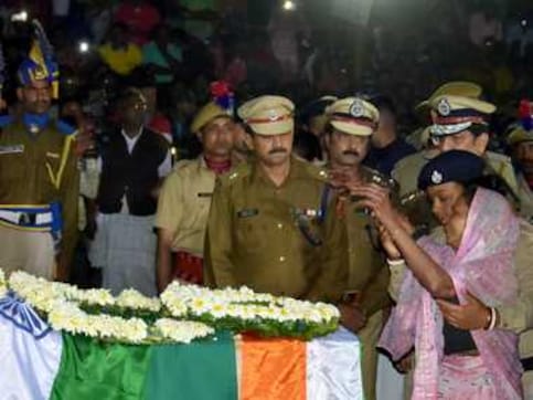 NIA arrests Kashmiri father and daughter in connection with Pulwama attack that killed 40 CRPF personnel NIA arrests Kashmiri father and daughter in connection with Pulwama attack that killed 40 CRPF personnel