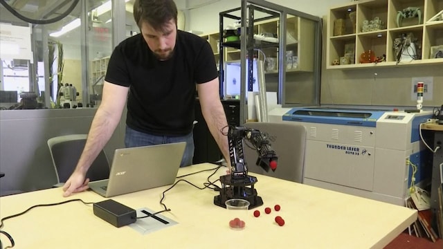 Scientists create a self-aware robot that can sense when it has been damaged Scientists create a self-aware robot that can sense when it has been damaged