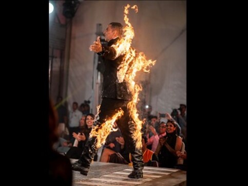 Akshay Kumar sets himself on fire at Amazon Prime's The End launch, gets trolled by Twinkle Khanna Akshay Kumar sets himself on fire at Amazon Prime's The End launch, gets trolled by Twinkle Khanna