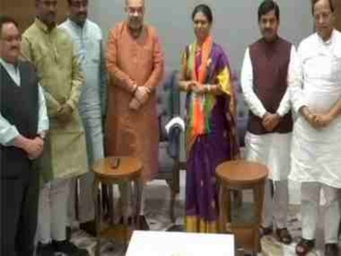 Telangana Congress leader D K Aruna defects to BJP, will likely contest from Mahbubnagar Lok Sabha seat Telangana Congress leader D K Aruna defects to BJP, will likely contest from Mahbubnagar Lok Sabha seat