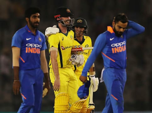India vs Australia: Flat deck and dew take the fizz out of hosts' bowlers in Mohali and leave them with early warning signal India vs Australia: Flat deck and dew take the fizz out of hosts' bowlers in Mohali and leave them with early warning signal