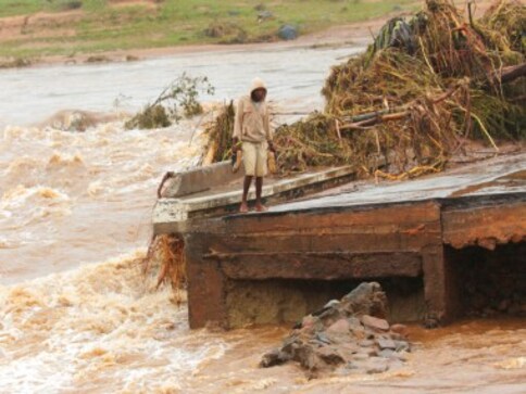 300 dead, 35,000 at risk as Cyclone Idai rages through Mozambique, Zimbabwe; UN labels it 'one of the worst storms in decades'