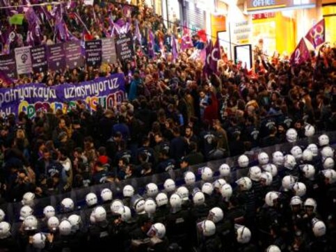 Istanbul cops fire tear gas at thousands of women who were protesting ban on International Women's Day rally Istanbul cops fire tear gas at thousands of women who were protesting ban on International Women's Day rally
