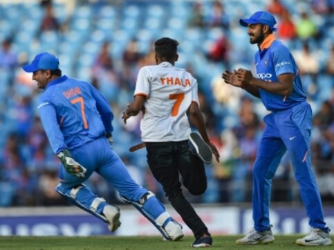 WATCH: MS Dhoni makes fan earn his hug ahead of Australia's chase in Nagpur WATCH: MS Dhoni makes fan earn his hug ahead of Australia's chase in Nagpur
