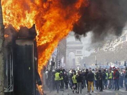 France’s yellow vest protests enter fourth month: Rioters set fire to stores at Champs Elysees, police fire tear gas France’s yellow vest protests enter fourth month: Rioters set fire to stores at Champs Elysees, police fire tear gas