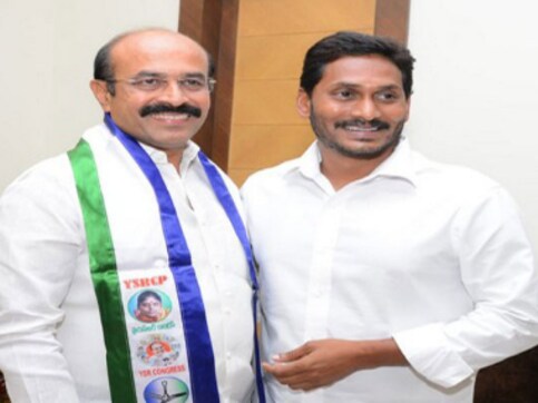 TDP MLA SV Mohan Reddy returns to YSR Congress fold, vows to defeat Chandrababu Naidu's party in Kurnool TDP MLA SV Mohan Reddy returns to YSR Congress fold, vows to defeat Chandrababu Naidu's party in Kurnool